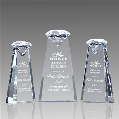 Křišťálově barevné diamantové trofeje